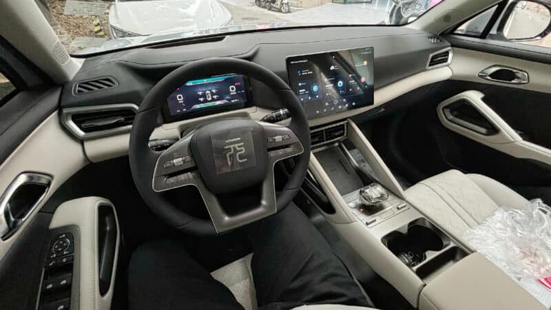 Приборная панель BYD Yuan Up 2025 из Китая, руль и два экрана, реальное фото